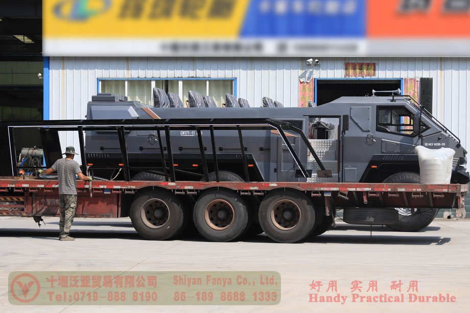 Customized Touring Surf Vehicles Ready to Travel to the Ningxia Desert