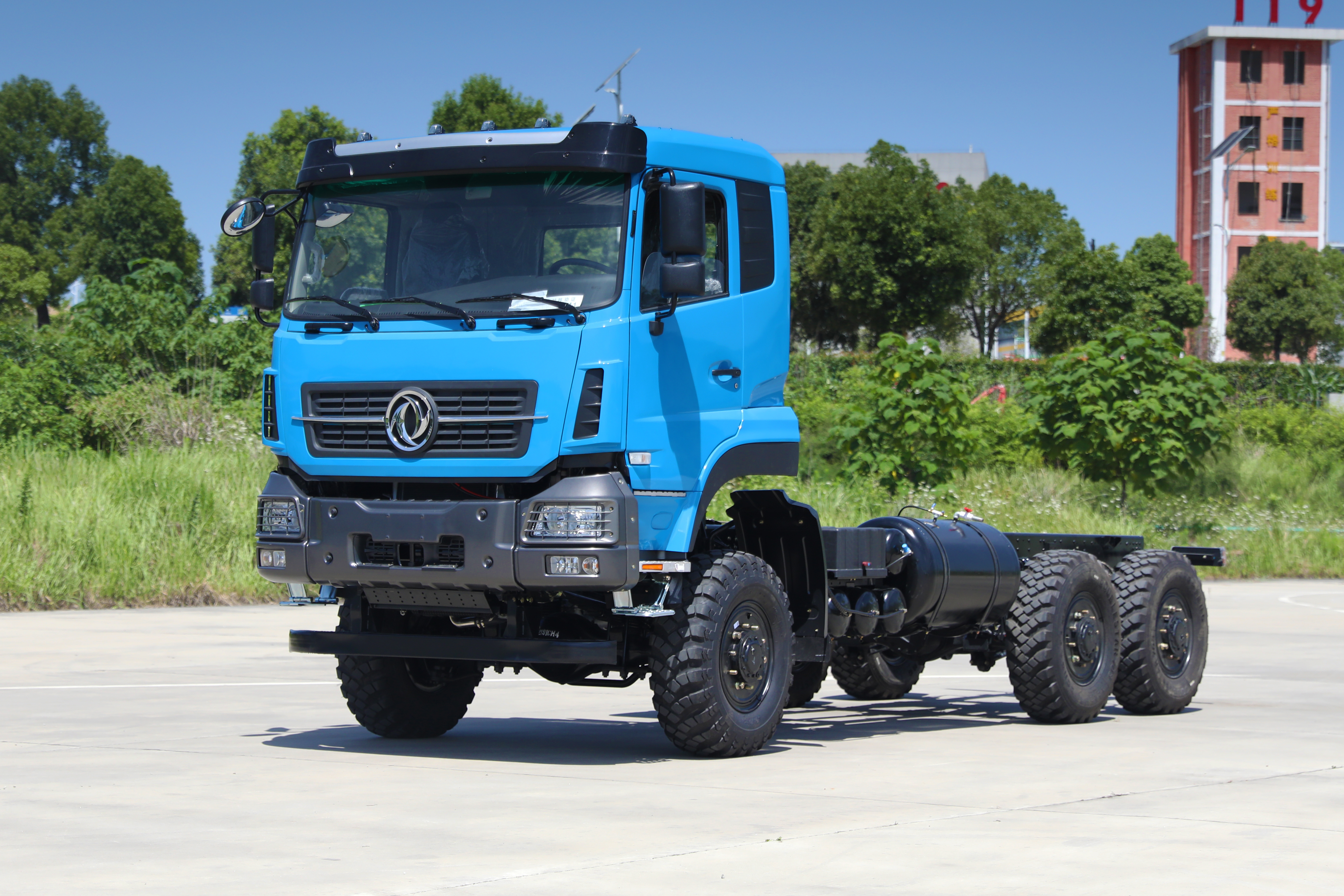 Xe dẫn động sáu bánh Dongfeng khung gầm xe tải chở hàng hạng nặng 15 tấn–hộp chở hàng có vách cao 6 * 6 khung gầm xe tải địa hình–khung gầm xe tải hậu cần đặc biệt xuất khẩu 340 mã lực
