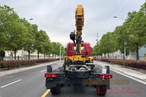 Dongfeng Six Drive Off-road Truck with Crane