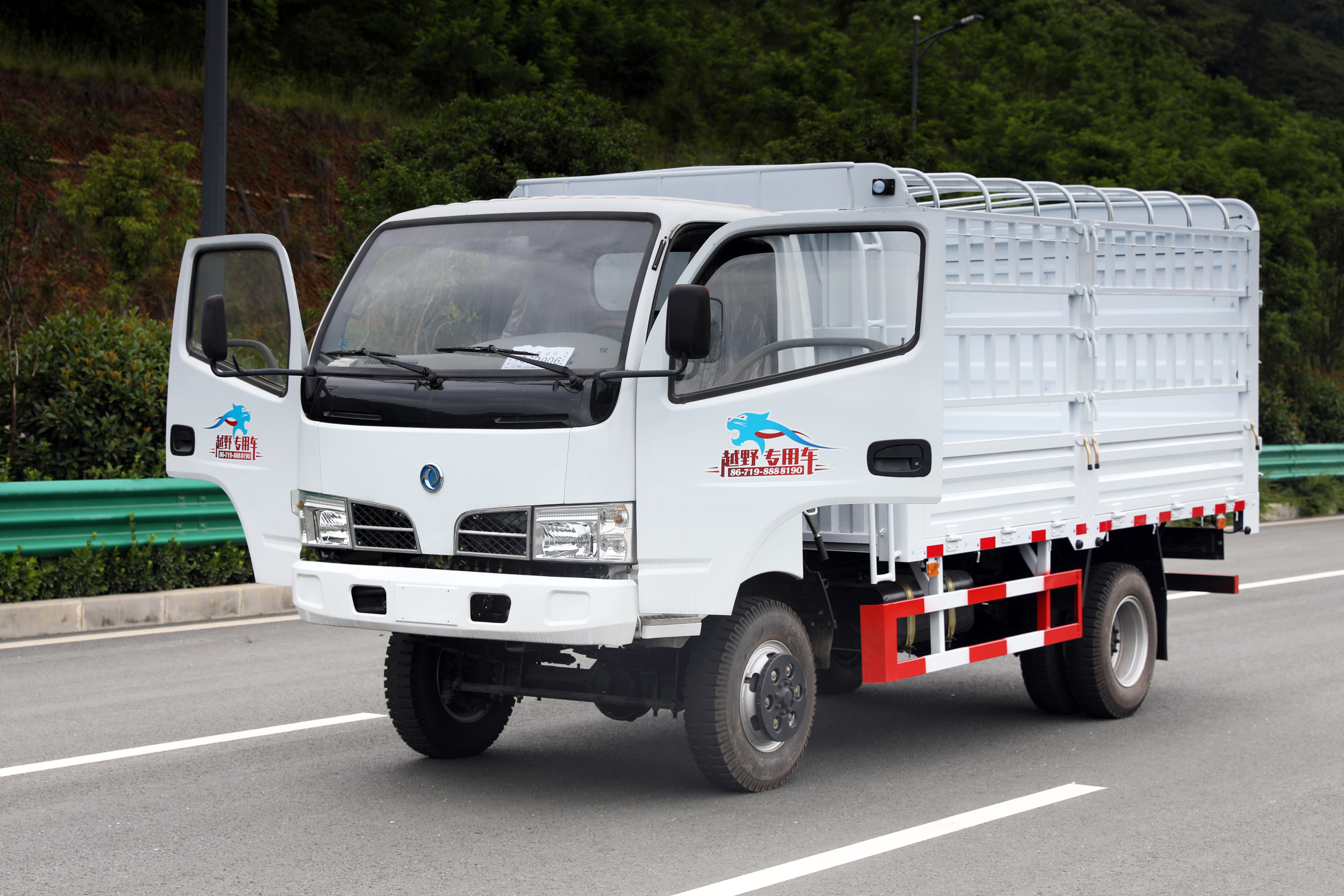 Small and lightweight Dongfeng small light truck converted into a van-type transportation truck