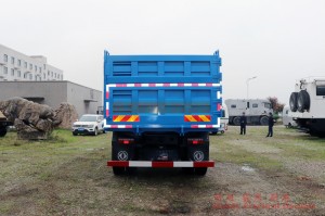Dongfeng Four သည် ခေါင်းရှည်အမှိုက်ပုံးတင်ကားကို မောင်းနှင်သည်။