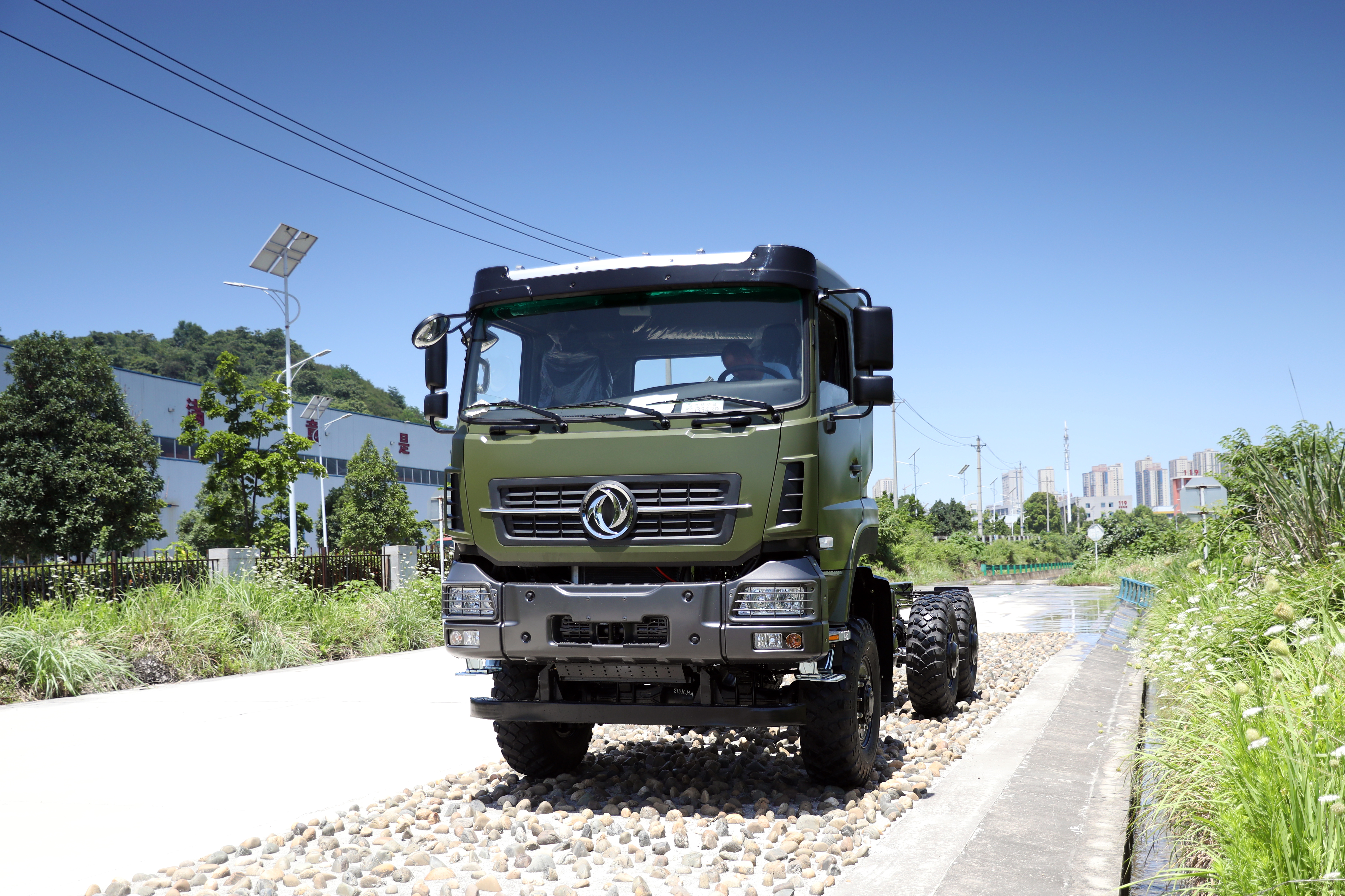 “แชสซี Dongfeng 6WD 25 ตันสำหรับรถบรรทุกหนักที่มีวัสดุครบครัน