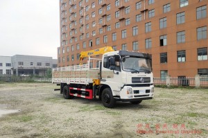 รถบรรทุก Dongfeng 4 × 2 พร้อมเครน