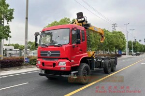 Dongfeng Six သည် လမ်းကြမ်းထရပ်ကားကို Crane ဖြင့်မောင်းနှင်သည်။