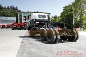 การปรับเปลี่ยนพื้นรถบรรทุกเตียงเรียบ Dongfeng 6WD_6WD “Bobcat” การกำหนดค่ารถบรรทุกขนาดเล็กออฟโรด_6*6 ผู้ผลิตแชสซียานพาหนะพิเศษ