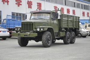 Dongfeng Six lái chiếc xe tải địa hình đặc biệt EQ2082 cổ điển