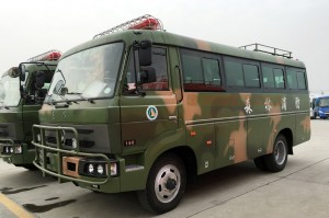 Dongfeng လေးဦးသည် EQ6680ZTV လမ်းကြမ်းဘတ်စ်ကားကို မောင်းနှင်သည်။