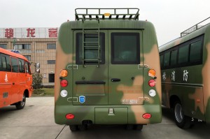 Dongfeng လေးဦးသည် EQ6680ZTV လမ်းကြမ်းဘတ်စ်ကားကို မောင်းနှင်သည်။