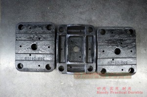 Dongfeng EQ2100 Six Drive รถบรรทุกออฟโรดด้านหลังแผ่นเหล็กตัก