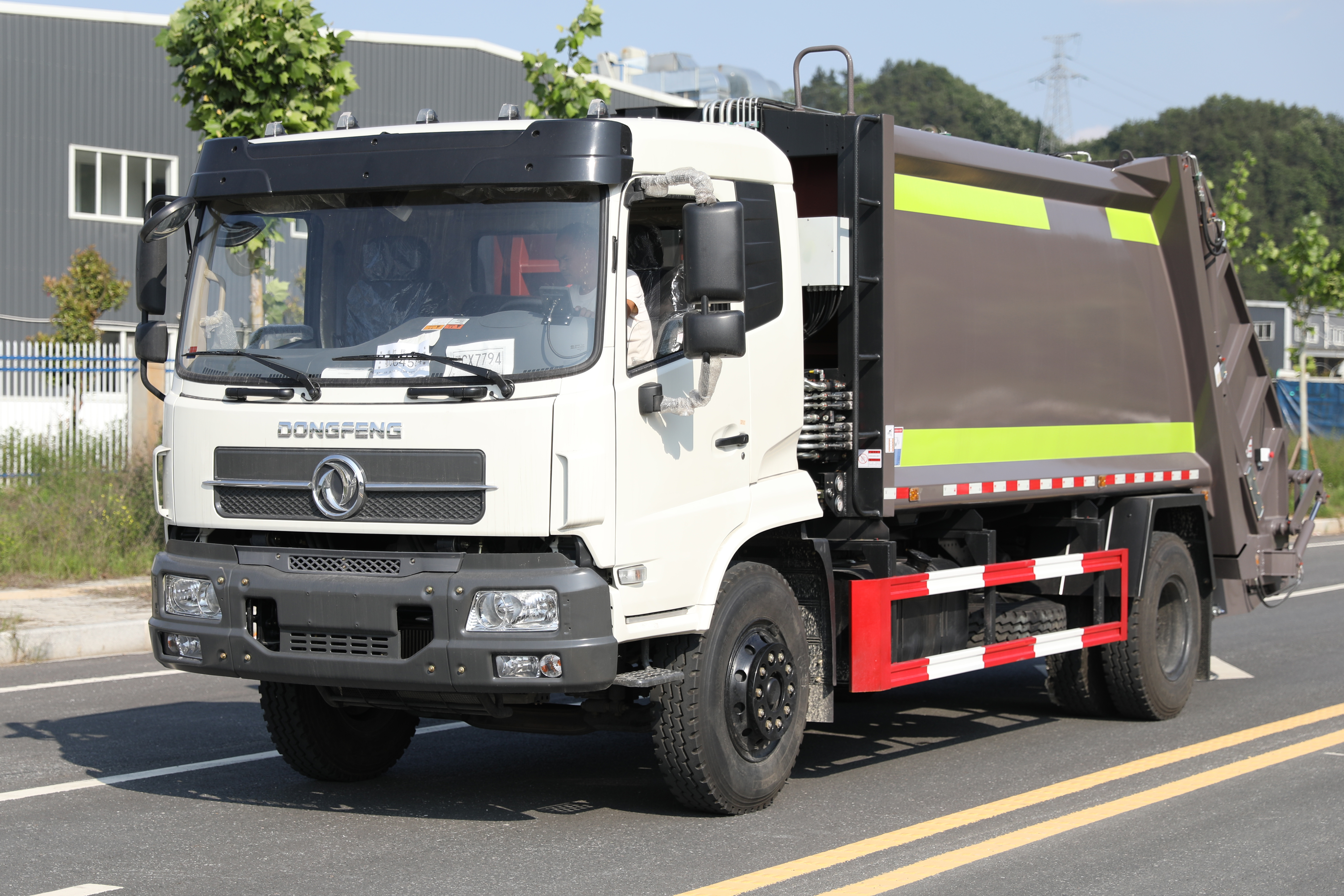 Dongfeng garbage truck: the beautician of the urban environment